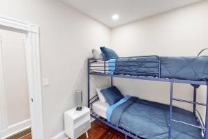 Katil dua tingkat atau katil-katil dua tingkat dalam bilik di Forever Boston-5 mil Fenway, FreePrkg