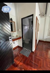 een kamer met een badkamer met een toilet en een spiegel bij home near MRT Tha Phra Villa sookkasem in Bangkok Yai