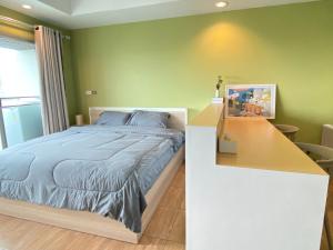 1 dormitorio con 1 cama extragrande y escritorio en Baan Nonzee Condo Kingsize bed Big room in Sathorn en Bangkok