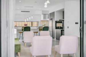 Fotografie z fotogalerie ubytování Luxurious Lakeside Oasis v destinaci Morisset East