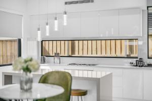 Fotografie z fotogalerie ubytování Luxurious Lakeside Oasis v destinaci Morisset East