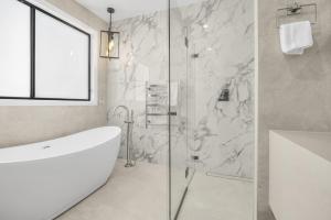 Fotografie z fotogalerie ubytování Luxurious Lakeside Oasis v destinaci Morisset East