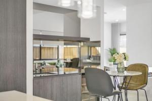 Fotografie z fotogalerie ubytování Luxurious Lakeside Oasis v destinaci Morisset East