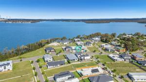 Fotografie z fotogalerie ubytování Luxurious Lakeside Oasis v destinaci Morisset East