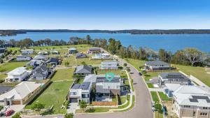 Fotografie z fotogalerie ubytování Luxurious Lakeside Oasis v destinaci Morisset East