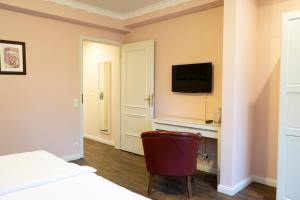 TV a/nebo společenská místnost v ubytování Rein Klassik Hotel