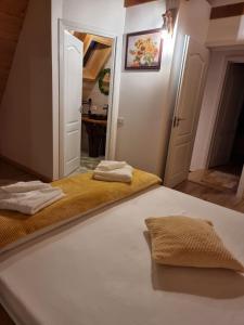 سرير أو أسرّة في غرفة في Casuta Armonia