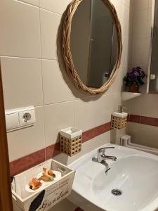 een badkamer met een wastafel en een spiegel bij APARTAMENTO LORE PLAYA in Santa Pola