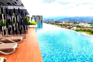 - une piscine avec vue sur la rivière dans l'établissement Urbanite Premier Suite - Horizon Ipoh by Grab A Stay, à Ipoh