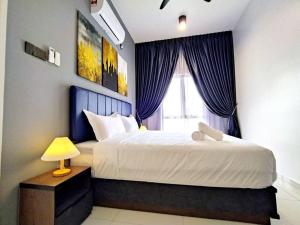 une chambre avec deux lits et une fenêtre dans l'établissement Urbanite Premier Suite - Horizon Ipoh by Grab A Stay, à Ipoh 41 autres photos