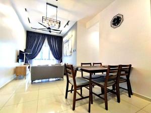 une salle à manger et un salon avec une table et des chaises dans l'établissement Urbanite Premier Suite - Horizon Ipoh by Grab A Stay, à Ipoh