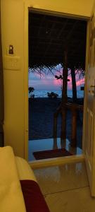 una finestra con vista sull'oceano di Bliss Beach Villa a Alleppey