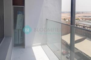 - une vue depuis le balcon d'un bâtiment dans l'établissement Euphoric Studio In Oasis, à Al Qurayyah