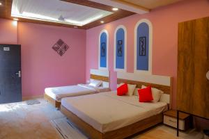 Un pat sau paturi într-o cameră la Mandav Hills Resort & Film City