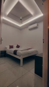 - une chambre blanche avec un lit dans l'établissement Bliss Beach Villa, à Alappuzha