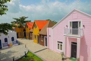 Mandav Hills Resort & Film City في Māndu: صف من المنازل الملونة في شارع