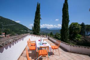 um pátio com uma mesa e cadeiras numa parede em Villa Blu Ortensia - Happy Rentals em Pura