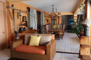 Ruang duduk di Le Gite du Bonheur Guest House & Car Rental
