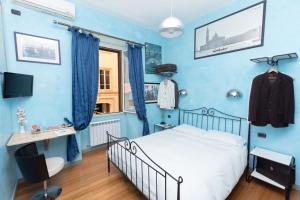 ローマにあるDomusAmor Colosseoの青いベッドルーム(ベッド1台、デスク付)