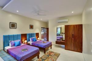 Ένα ή περισσότερα κρεβάτια σε δωμάτιο στο StayVista's Tryst with Valleys - Hill-View Villa with Private Pool, Jacuzzi & Games Room