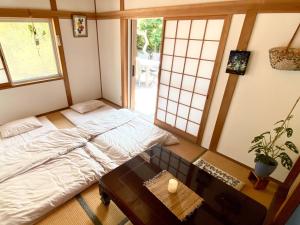 sypialnia z łóżkiem i biurkiem z biurkiem w obiekcie 星ノソラ w mieście Shōdoshima