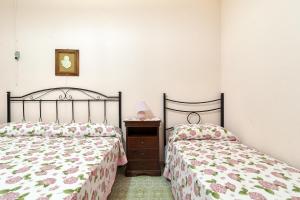 トッレ・サン・ジョヴァンニ・ウジェントにあるThe Green Sea Small Houseのベッドルーム1室(隣り合わせのベッド2台付)