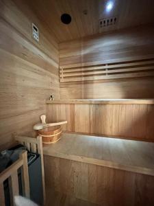 una gran sauna de madera con una bañera de madera. en Casa Dana Scorțeni 