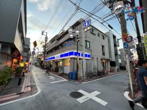 una calle vacía en una ciudad con un edificio en 匯家•平和島ビル en Tokio