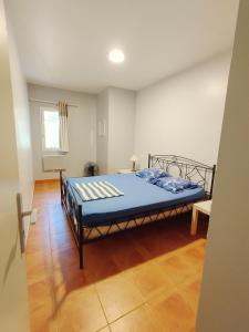 Schlafzimmer mit einem Bett mit blauer Decke in der Unterkunft Le Grand Saint Mitre in Saint-Maximin-la-Sainte-Baume