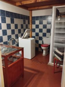 ein Bad mit einem WC und einem Waschbecken in der Unterkunft Le Grand Saint Mitre in Saint-Maximin-la-Sainte-Baume