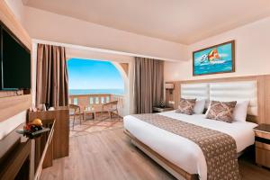 Pickalbatros Citadel Resort Sahl Hasheesh في الغردقة: غرفة فندقية بسرير ونافذة كبيرة