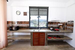 Kuchyň nebo kuchyňský kout v ubytování Shalom Bungalow