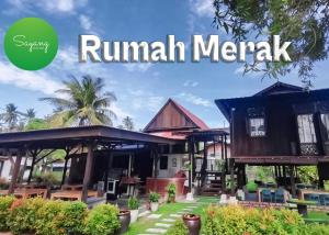een resort met een groen bord met de tekst rulum merak bij Sayang Di Kaki Bukit Homestay Near Icon City Bukit Mertajam in Bukit Mertajam