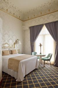 A bed or beds in a room at Hotel Continental Palacete Még 37 kép