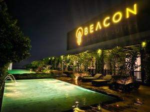 Beacon Executive Suites by NGN内部或周边的泳池