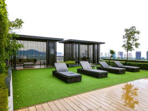 乔治市Beacon Executive Suites by NGN的一个带躺椅和凉亭的庭院