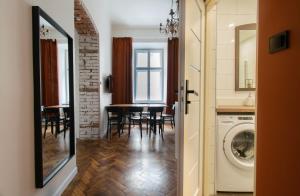 cocina y comedor con lavadora en Apartments Studencka Street, Next to Planty Park en Cracovia