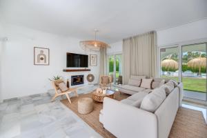 Posezení v ubytování VACATION MARBELLA I Villa Sirio, Golf-Front Villa, Private Heated Pool, Privacy, 10 min from Puerto Banus