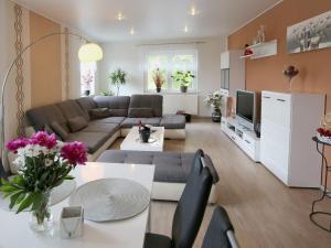 un soggiorno con divano e tavolo di Ferienwohnungen Haus Angela a Mühlhausen