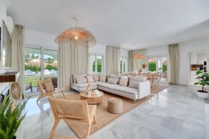 Posezení v ubytování VACATION MARBELLA I Villa Sirio, Golf-Front Villa, Private Heated Pool, Privacy, 10 min from Puerto Banus