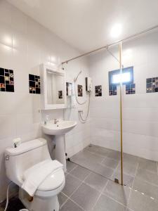 La salle de bains est pourvue de toilettes et d'un lavabo. dans l'établissement The White Chalet Khaoyai, à Mu Si