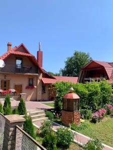 dom z ogrodem przed nim w obiekcie Садиба Мигове w mieście Migowo