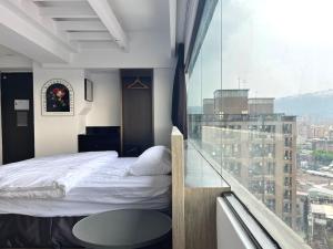 Postel nebo postele na pokoji v ubytování 小隱居Hermit Dorm-聖雄商旅
