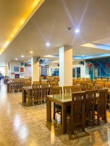 a dining room with wooden tables and chairs at Hoàng Hà Hotel Tam Đảo in Tam Ðảo