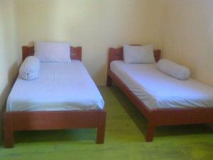 Lagudri的住宿－Endi Surf Camp，小房间设有两张床