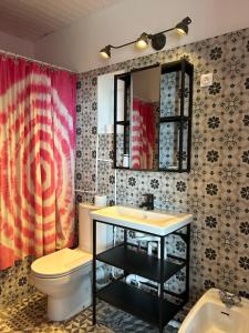 La salle de bains est pourvue d'un lavabo, de toilettes et d'un miroir. dans l'établissement Hôtel de la Croix-Rousse, à Lyon