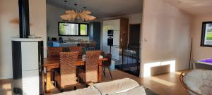uma sala de jantar e sala de estar com mesa e cadeiras em Villa face à la mer em Binic