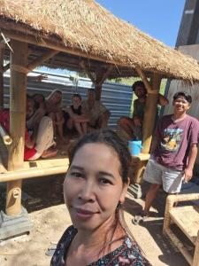 Eine Frau, die vor einer Gruppe von Menschen steht. in der Unterkunft SUNRISE BUKIT ASAM HOMESTAY in Kuta Lombok