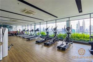 une salle de sport avec tapis de course et machines elliptiques dans l'établissement The Colony & The Luxe, Kuala Lumpur by Canopy Lives, à Kuala Lumpur