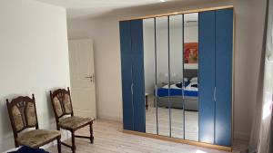 a room with a large glass door with two chairs at Ferienwohnung Lilienthal in Lilienthal